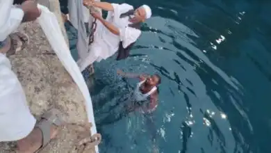 انقاذ مسافر سقط في البحر من الباخرة