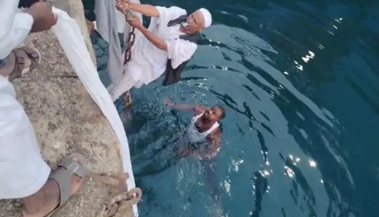 انقاذ مسافر سقط في البحر من الباخرة
